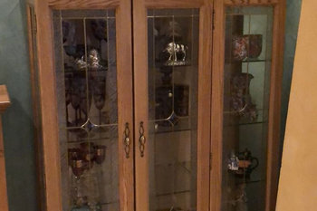 Витрина трехстворчатая из массива дуба