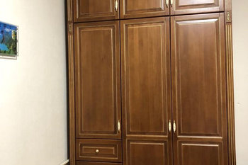Шкаф из бука с золотой патиной